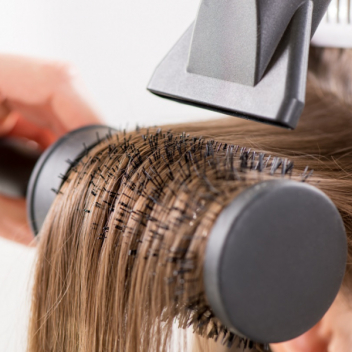 Укладка как из салона: учимся правильно сушить волосы феном