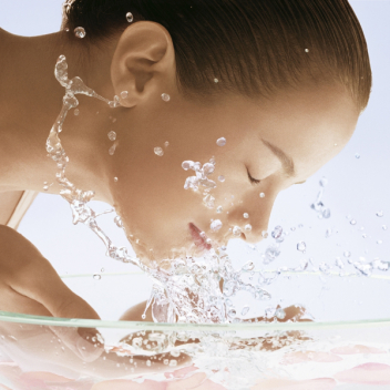 Термальная вода: как выбрать подходящий спрей для лица