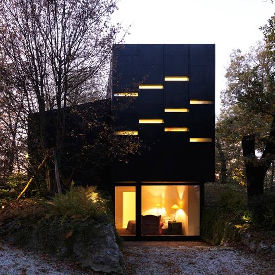 В темно-синем лесу: Гостевой дом Enrico Iascone Architects