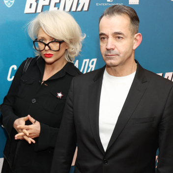 Дмитрий Певцов и Ольга Дроздова с сыном Елисеем посетили премьеру фильма «Дополнительное время»