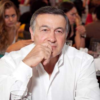 70-летний Араз Агаларов развёлся после 40 лет брака и женился на 27‑летней предпринимательнице