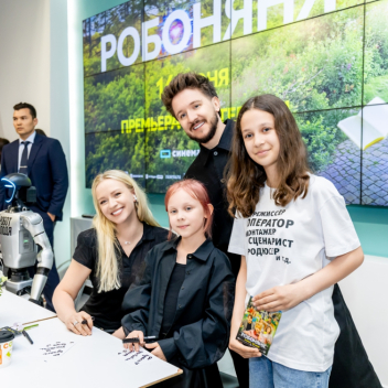 Семейный переполох и робот‑актёр: в Москве прошла премьера комедии «Робоняня»