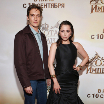 Милана Бру, Матвей Лыков, Алена Хмельницкая и другие на премьере фильма «Охота на императора»