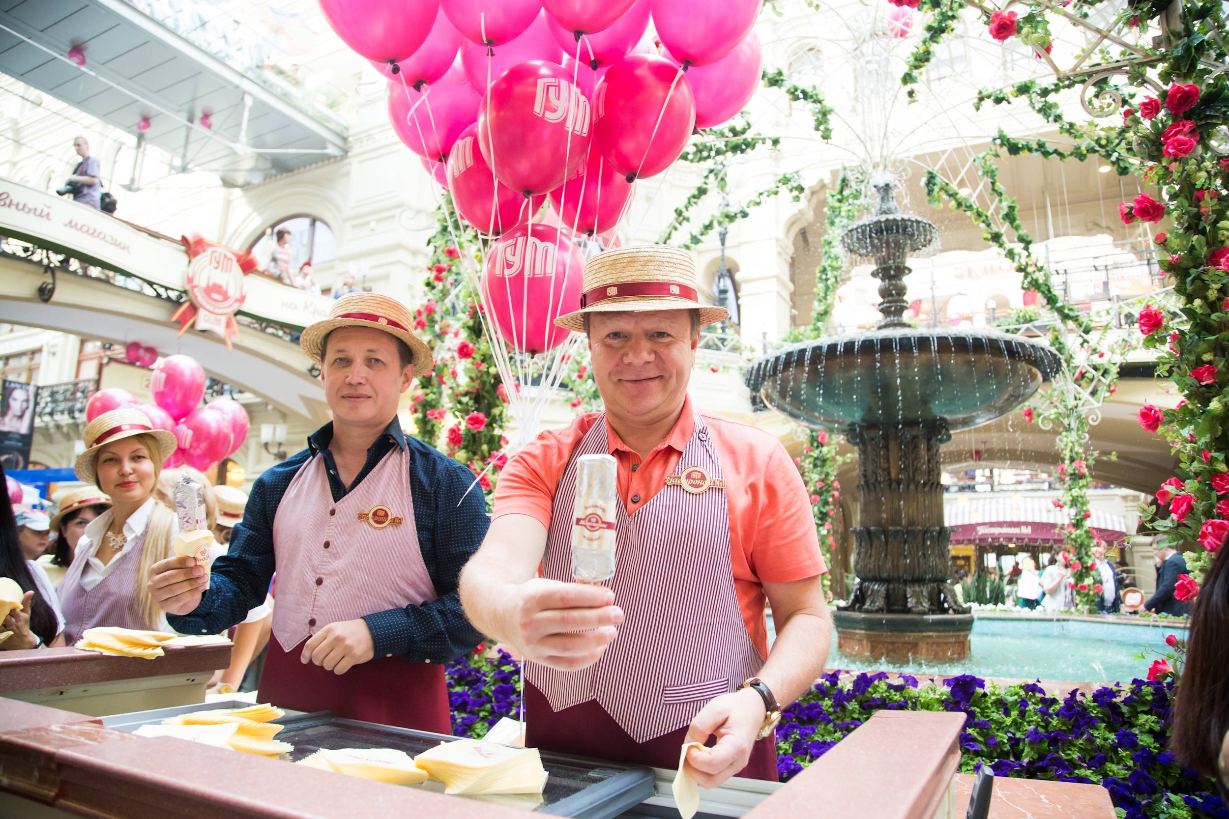 Мороженое в гуме москва. Мороженщик ГУМ. Продавец сладостей. Продавец мороженого.